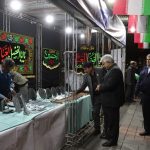 در چهلمین روز شهادت امام و قائد امت با مشارکت هنرمندان صنایع دستی وتشکل های حرفه ای گردشگری خراسان رضوی صورت گرفت : غرفه فرهنگی میزبانی از مردم مشهد در حماسه حضور شبانه